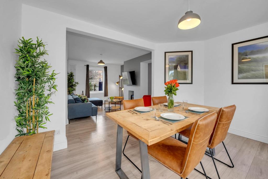 uma sala de jantar e sala de estar com mesa e cadeiras em End of Terrace 3 bedroom House with Garden em Newmarket