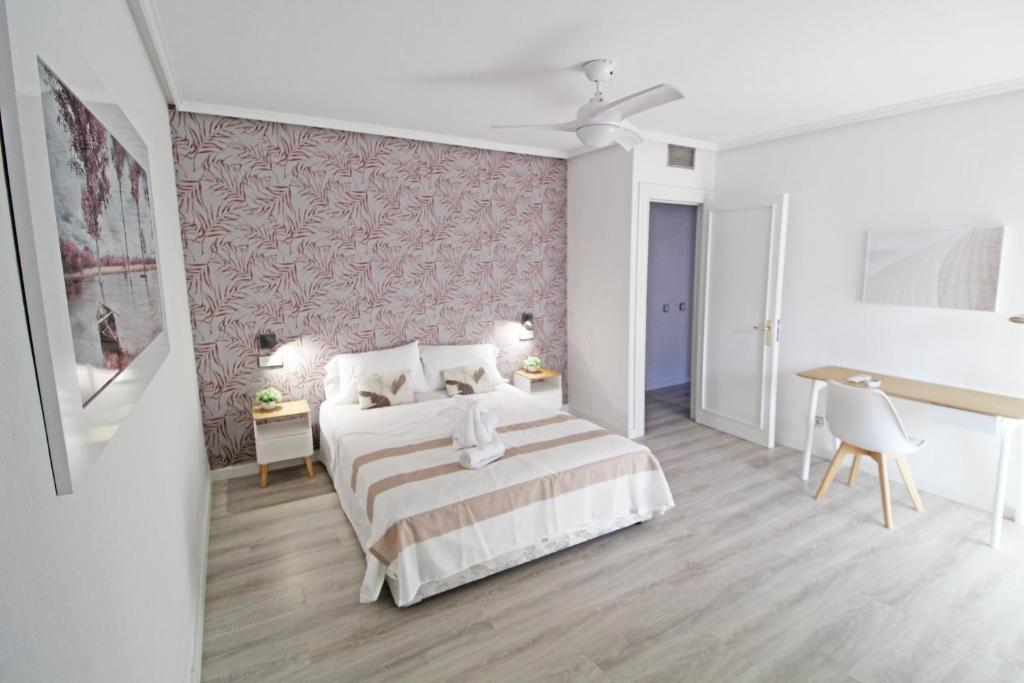 Castle views. Terrace. Design style. AC. Wifi. Refurbished. Supercentric.