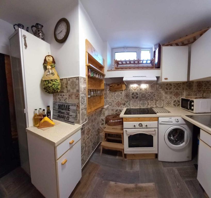 Dapur atau dapur kecil di Meandros27 Cosy Countryside Rustic Semi Basement Home