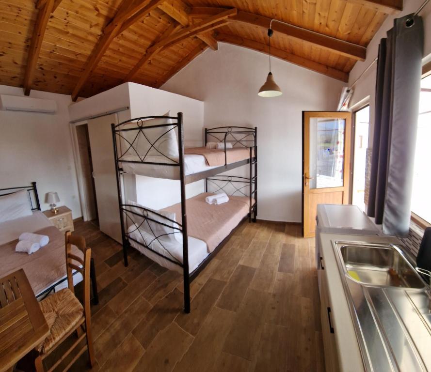 Postel nebo postele na pokoji v ubytování Small paradise in kamares 8