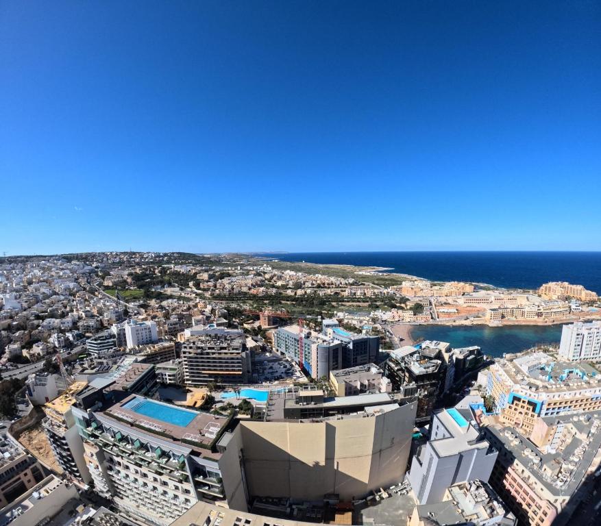 Nespecifikovaný výhled na destinaci Paceville nebo výhled na město při pohledu z apartmánu