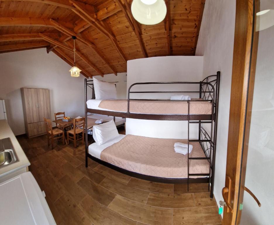 Postel nebo postele na pokoji v ubytování Small paradise in kamares 8