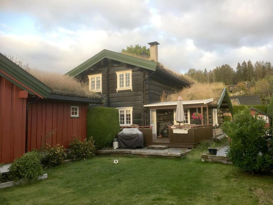 ein Haus mit Garten in der Unterkunft Tømmerhus nær Tusenfryd utenfor Oslo. in Ås