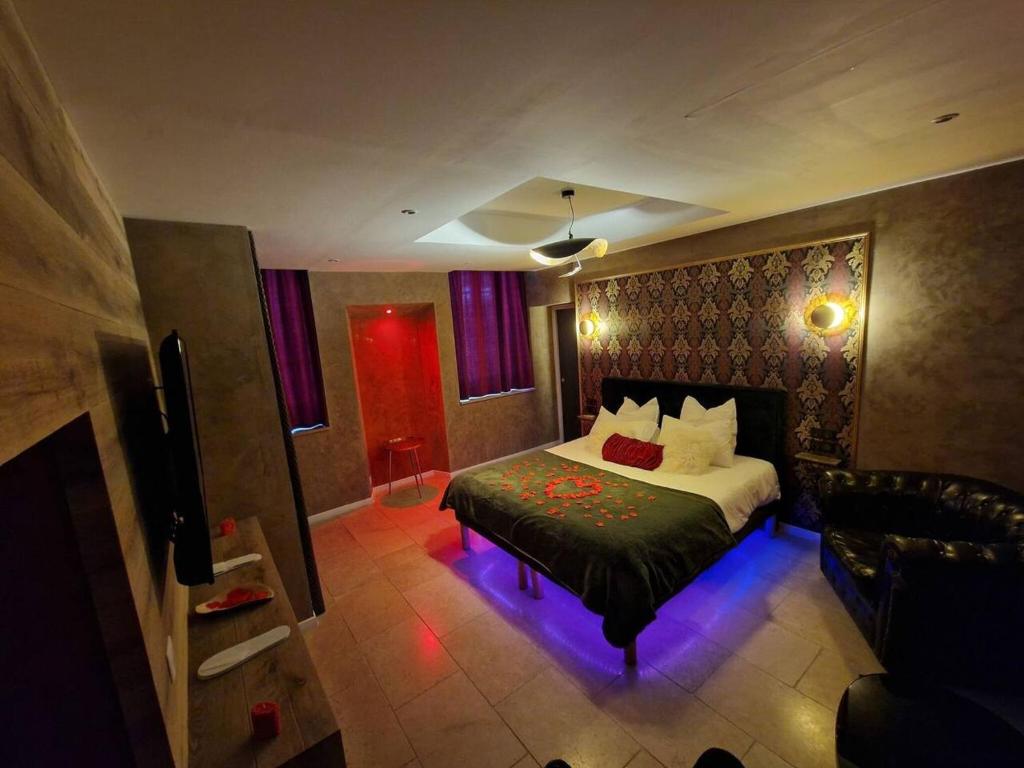 Cama o camas de una habitación en Appartement d'une chambre avec jacuzzi et wifi a Saint Zacharie