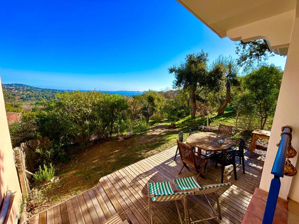 d'une terrasse avec une table et des chaises et une vue. dans l'établissement Les Restanques 1066 Jacynthe vue mer, à Grimaud