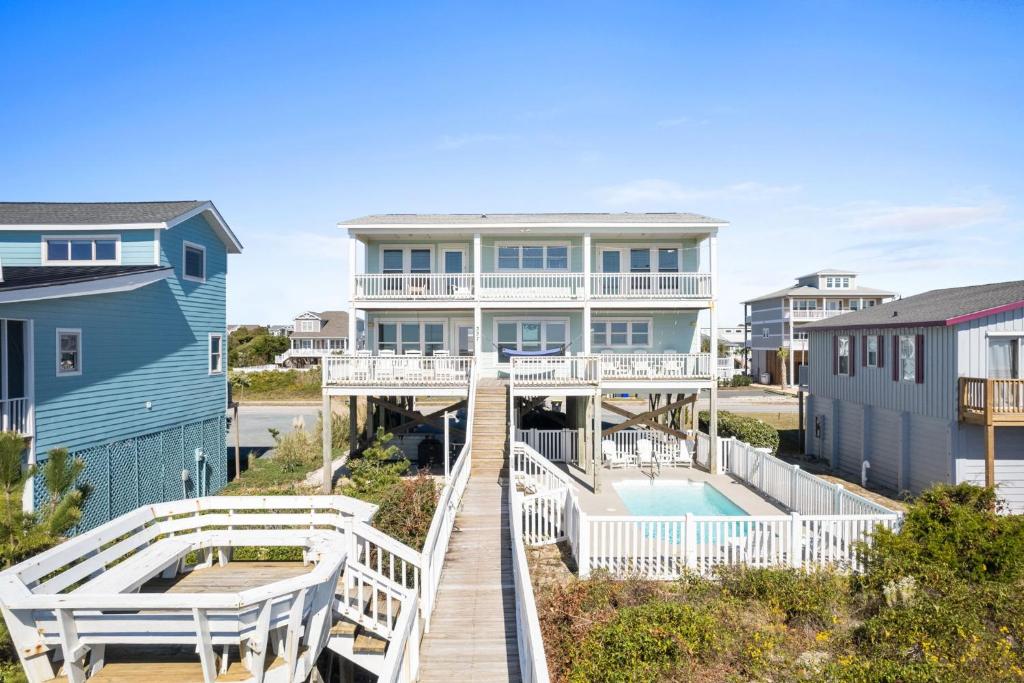 Πισίνα στο ή κοντά στο Zion of Holden Brunswick Vacation Rentals Ocean front with private heated pool