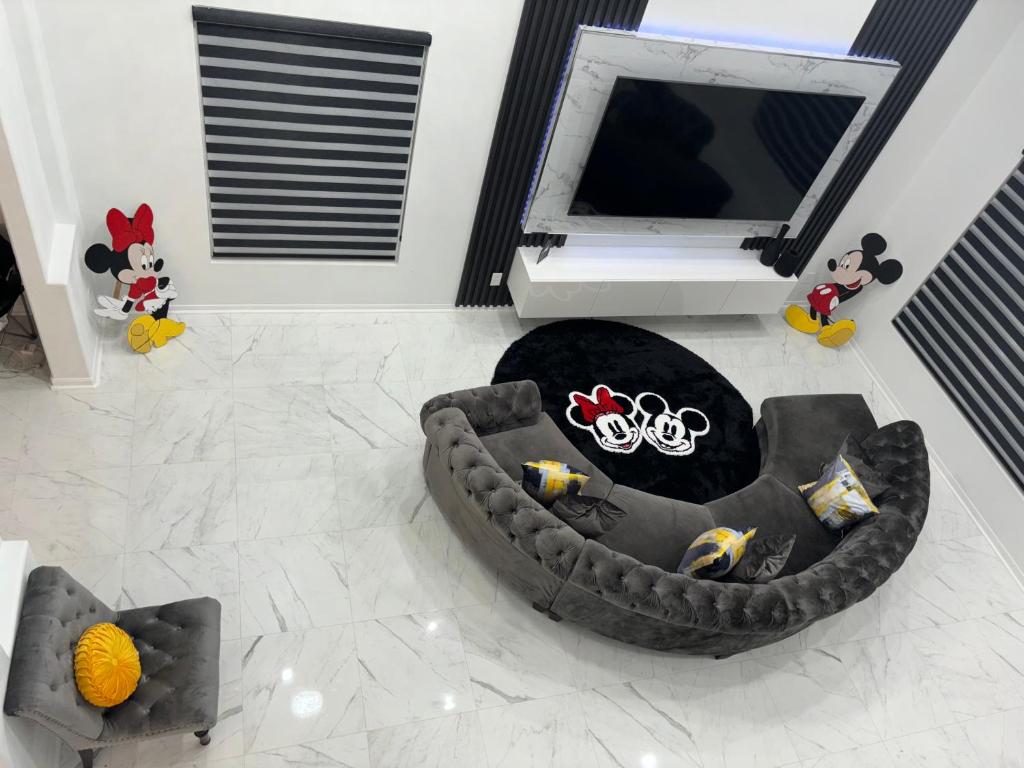 an overhead view of a living room with a couch at Magical Vacation Stay in Davenport