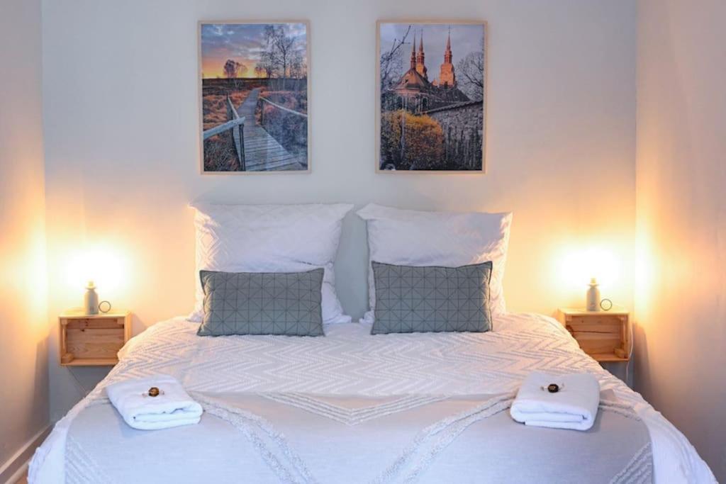 um quarto com uma cama com duas toalhas em Belle 80 - beautiful renovated 1865 house em Eupen