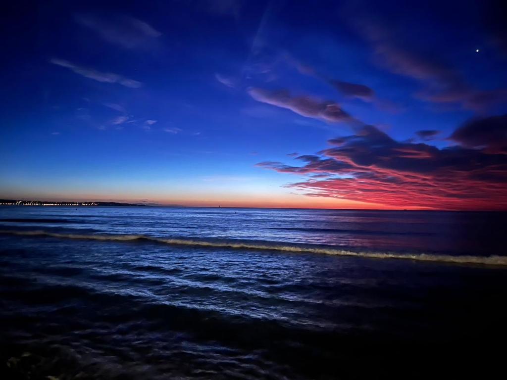 - une vue sur l'océan au coucher du soleil dans l'établissement Cannes vue mer, à Cannes
