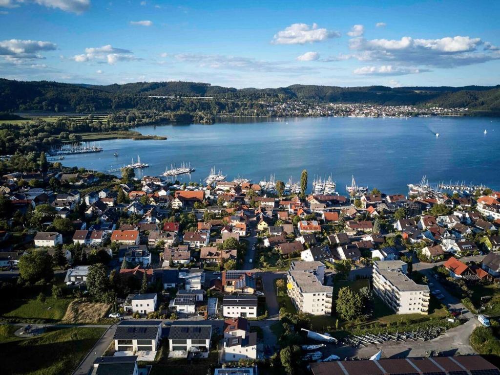 una vista aérea de una ciudad junto a un cuerpo de agua en 3 bedrooms house with wifi at Bodman Ludwigshafen, en Bodman-Ludwigshafen