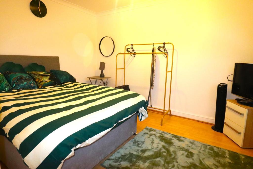 Giường trong phòng chung tại Large Comfy Studio Flat, Next to Dartford Town Centre, Separate Kitchen, Wifi