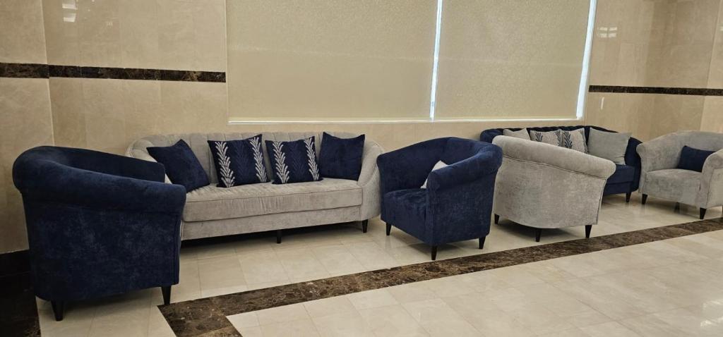 EWG Al Mashaer Hotel tesisinde bir oturma alanı