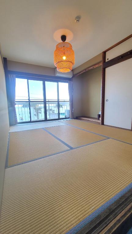 an empty room with a large empty dance floor at Guest House Gamigami in Onomichi