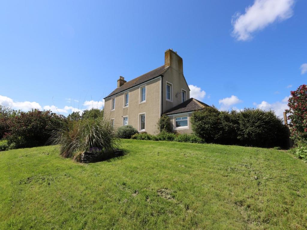 una casa su una collina con un prato di 3 bed property in Castletown CA416 a Castletown