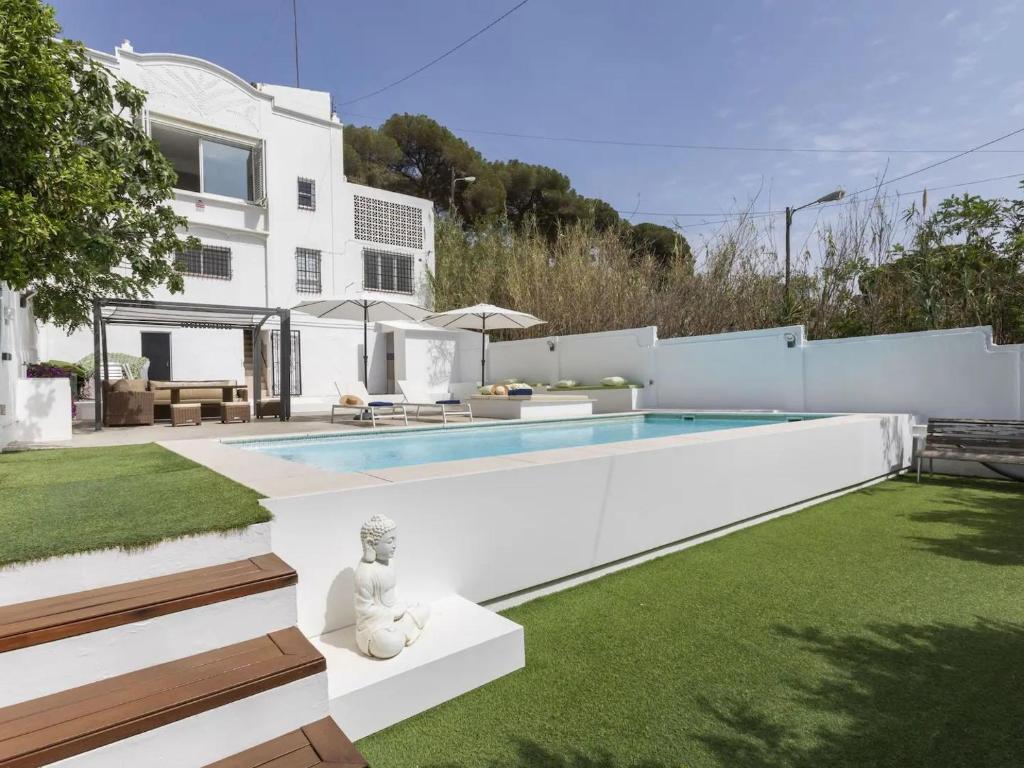 a house with a swimming pool and a yard at CASA MODERNISTA CON PISCINA CANYET in Barcelona