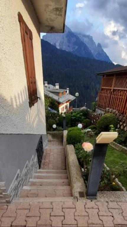 DOLOMITI Ferienwohnung, Appartamento vacanze. - Two-Bedroom Apartment With Mountain View