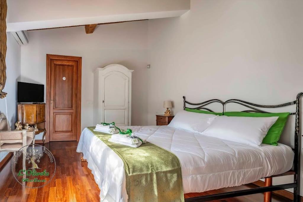 een slaapkamer met een groot bed met groene accenten bij Oliveto Relax Alloggio Turistico in Rome