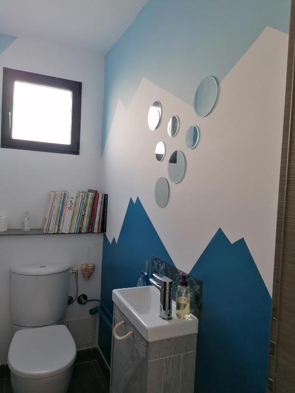a blue and white bathroom with a toilet and a sink at F2 Blanc Bleu in Sainte-Marie-la-Mer