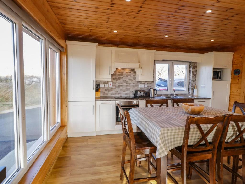 Kuchyň nebo kuchyňský kout v ubytování Coastal Cabin