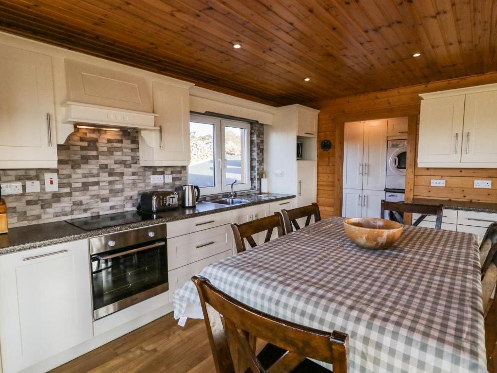 Kuchyň nebo kuchyňský kout v ubytování Coastal Cabin
