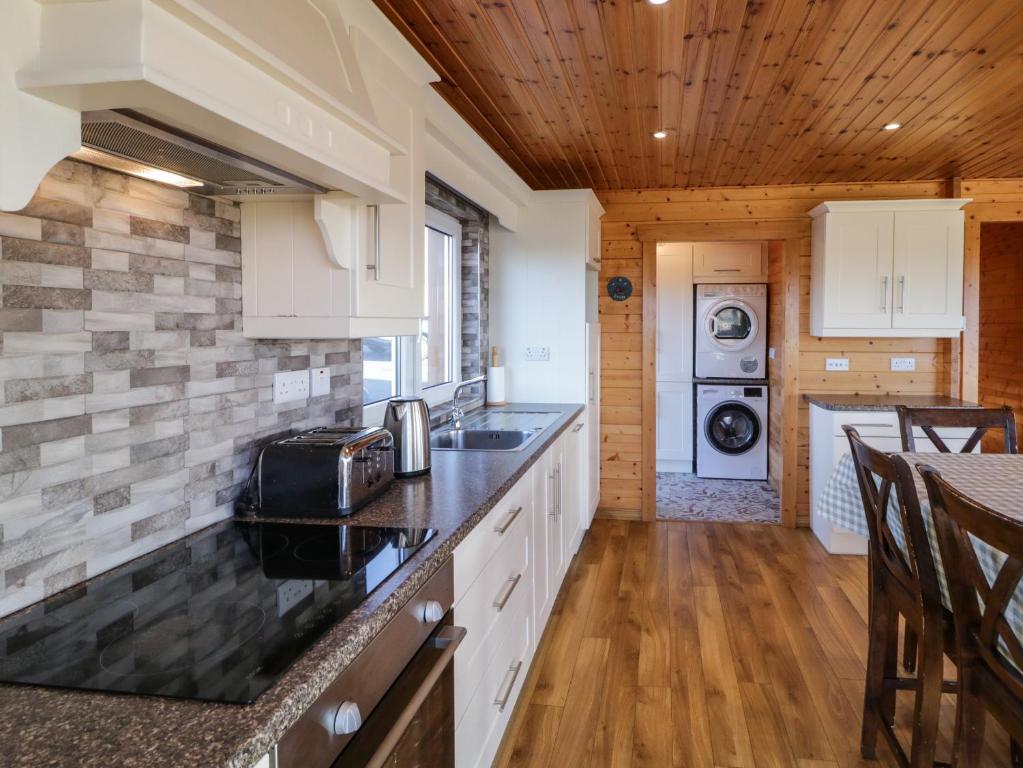 Kuchyň nebo kuchyňský kout v ubytování Coastal Cabin