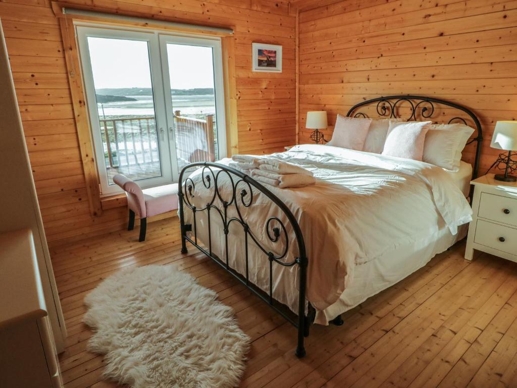 Postel nebo postele na pokoji v ubytování Coastal Cabin