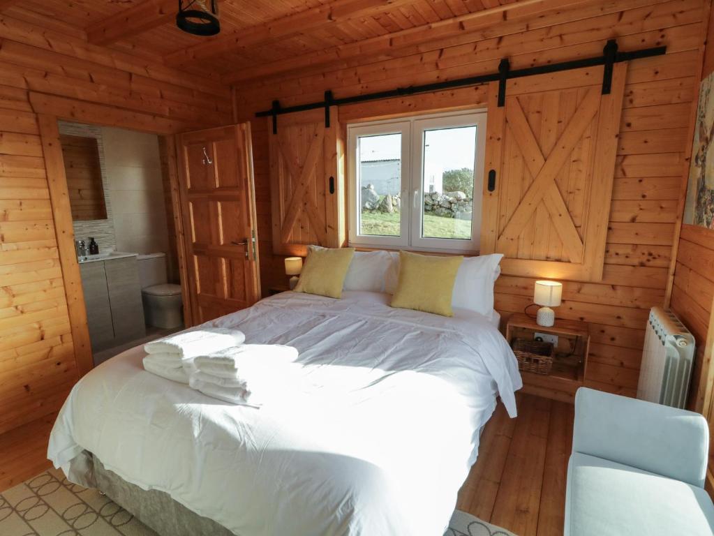 Postel nebo postele na pokoji v ubytování Coastal Cabin
