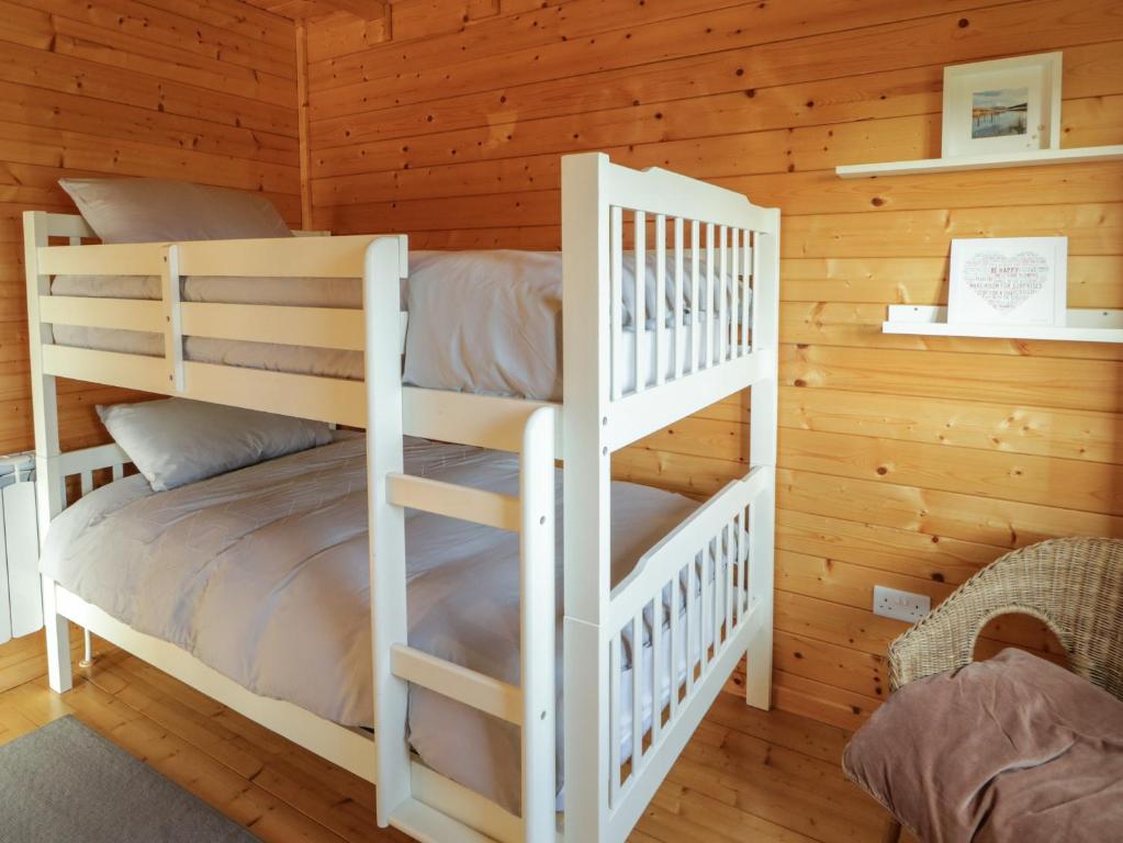 Postel nebo postele na pokoji v ubytování Coastal Cabin