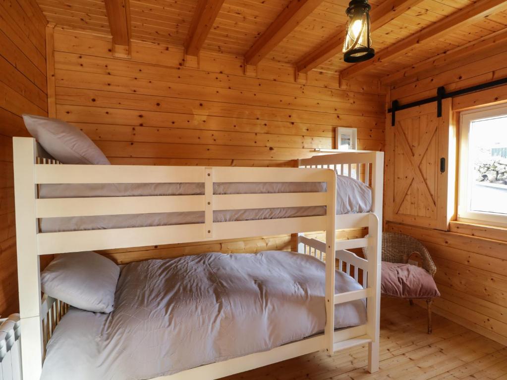 Postel nebo postele na pokoji v ubytování Coastal Cabin