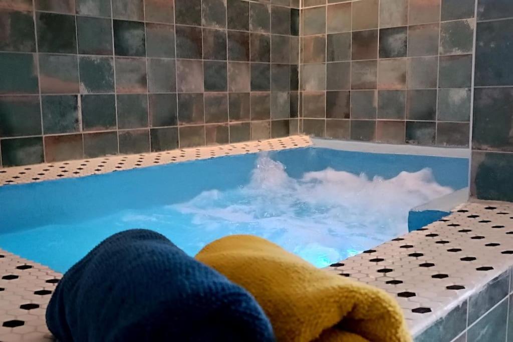una persona acostada en un regazo en una piscina en Disney 4 personnes avec jacuzzi, en Lesches
