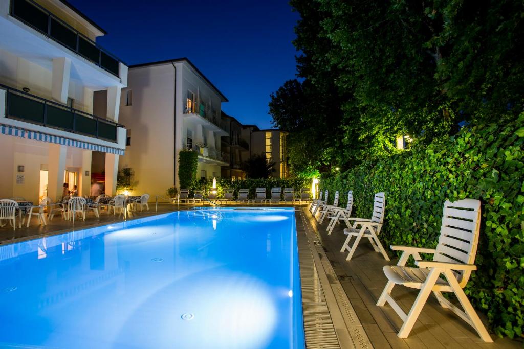 Bazén v ubytování Hotel Athena nebo v jeho okolí