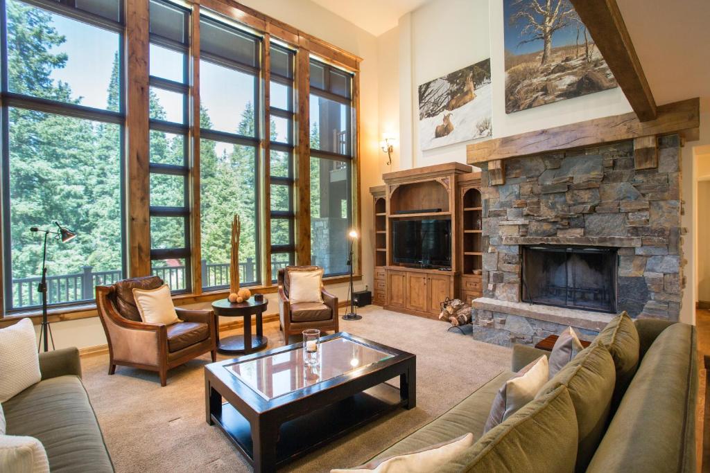 Una sala de estar con un sofá y una chimenea. en Silver Aspen - Five Bedroom Loft Luxury Townhome Hotel Room, en Solitude