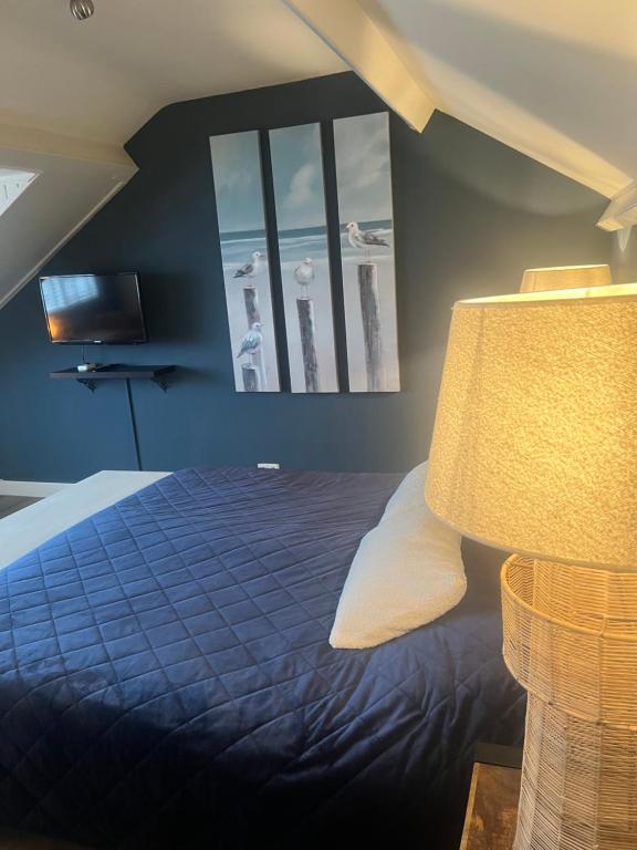 Postel nebo postele na pokoji v ubytování B&B De Koog Texel