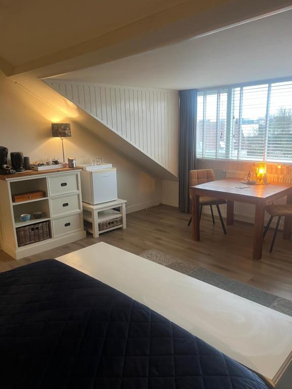 Postel nebo postele na pokoji v ubytování B&B De Koog Texel