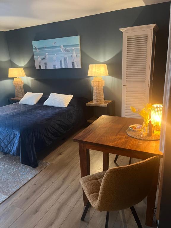 Postel nebo postele na pokoji v ubytování B&B De Koog Texel