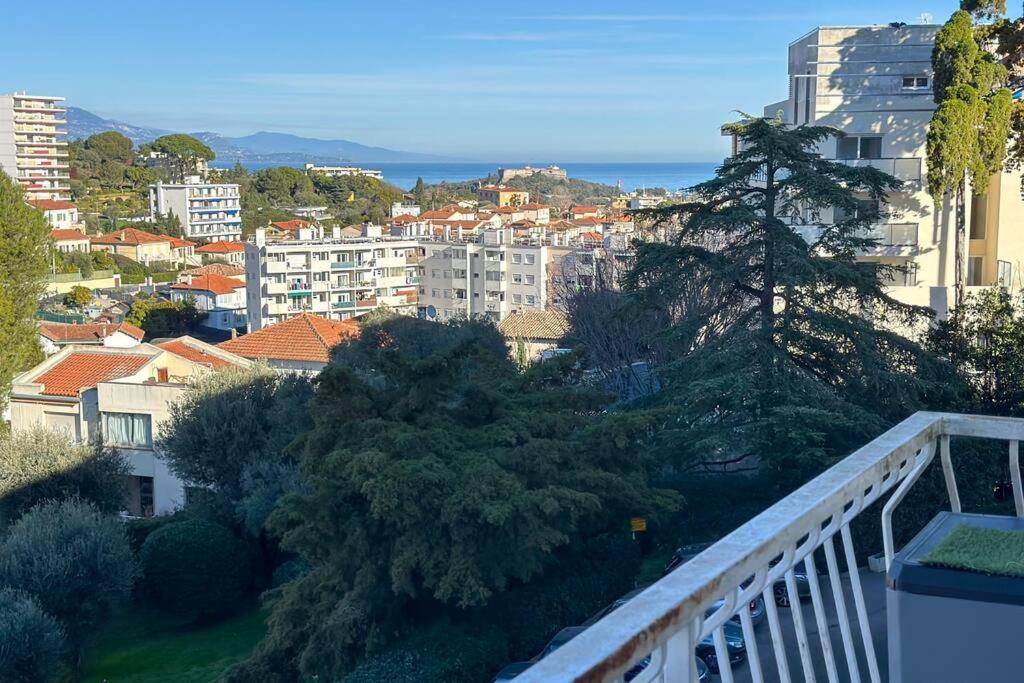 - une vue sur la ville avec ses bâtiments et l'océan dans l'établissement Elégant avec terrasse vue mer, à Antibes
