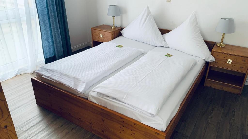 Postel nebo postele na pokoji v ubytování Hotel Garni