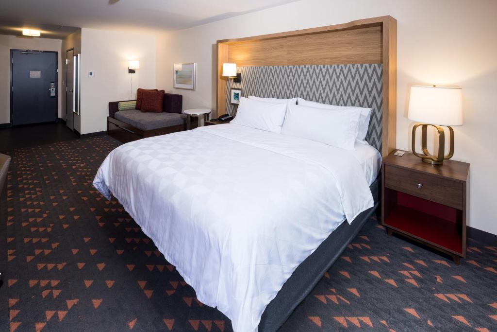 Holiday Inn & Suites Kalamazoo West photo