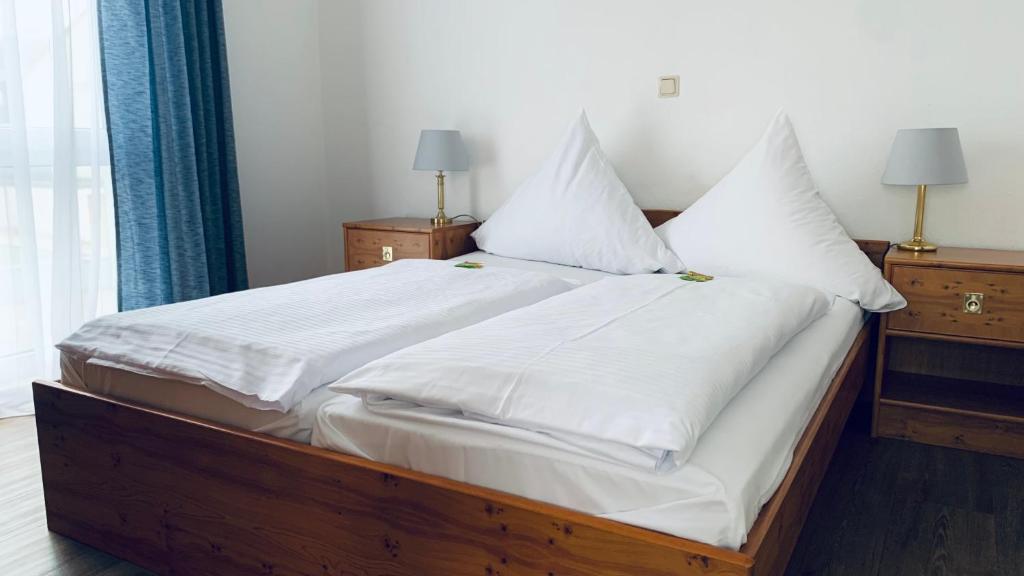 Postel nebo postele na pokoji v ubytování Hotel Garni