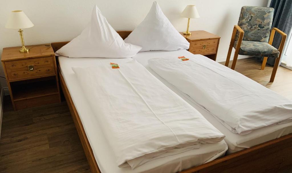 Postel nebo postele na pokoji v ubytování Hotel Garni