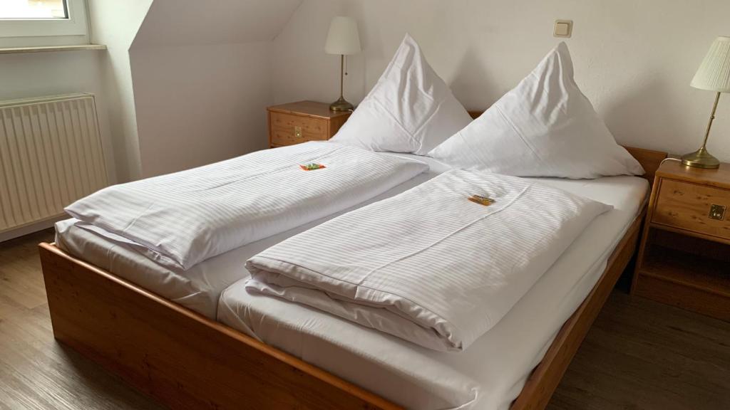 Postel nebo postele na pokoji v ubytování Hotel Garni