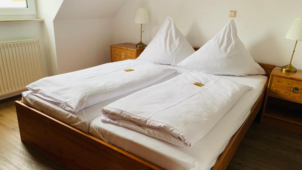 Postel nebo postele na pokoji v ubytování Hotel Garni