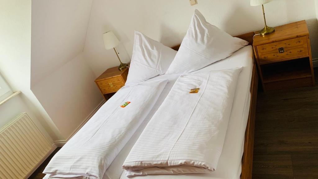Postel nebo postele na pokoji v ubytování Hotel Garni