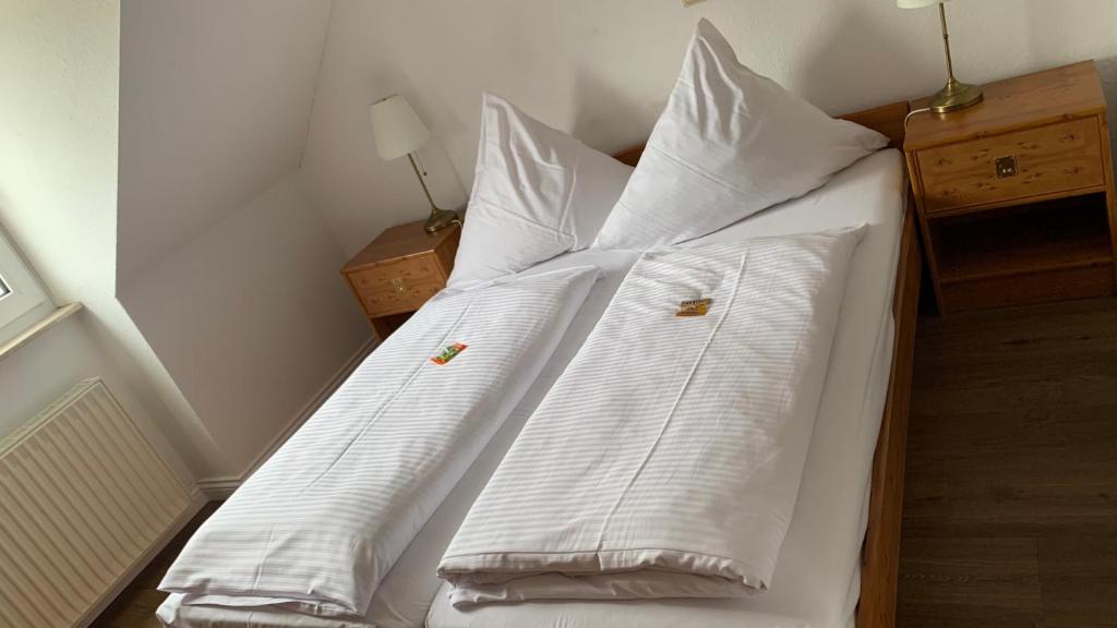 Postel nebo postele na pokoji v ubytování Hotel Garni