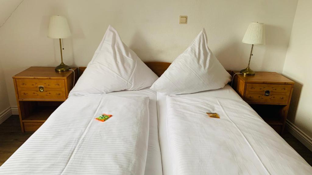 Postel nebo postele na pokoji v ubytování Hotel Garni