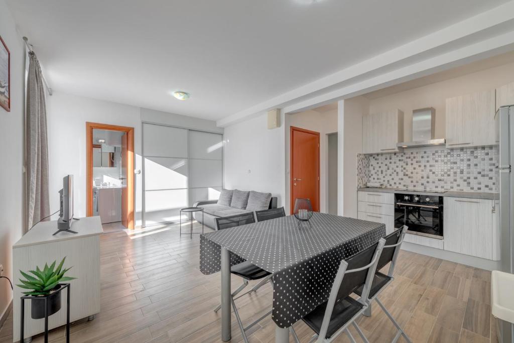 Kuchyň nebo kuchyňský kout v ubytování Apartments Podstrana with shared Pool
