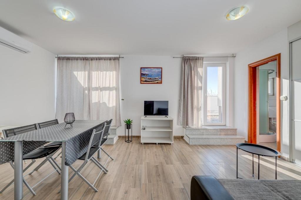 TV a/nebo společenská místnost v ubytování Apartments Podstrana with shared Pool