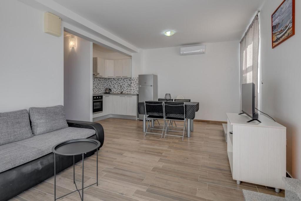 Kuchyň nebo kuchyňský kout v ubytování Apartments Podstrana with shared Pool