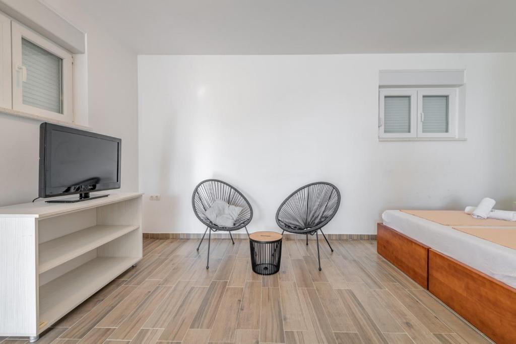 TV a/nebo společenská místnost v ubytování Apartments Podstrana with shared Pool