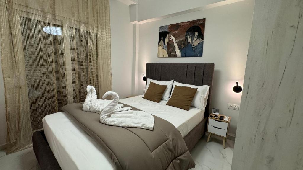 Un dormitorio con una cama con toallas blancas. en breath studio, en Giannitsa
